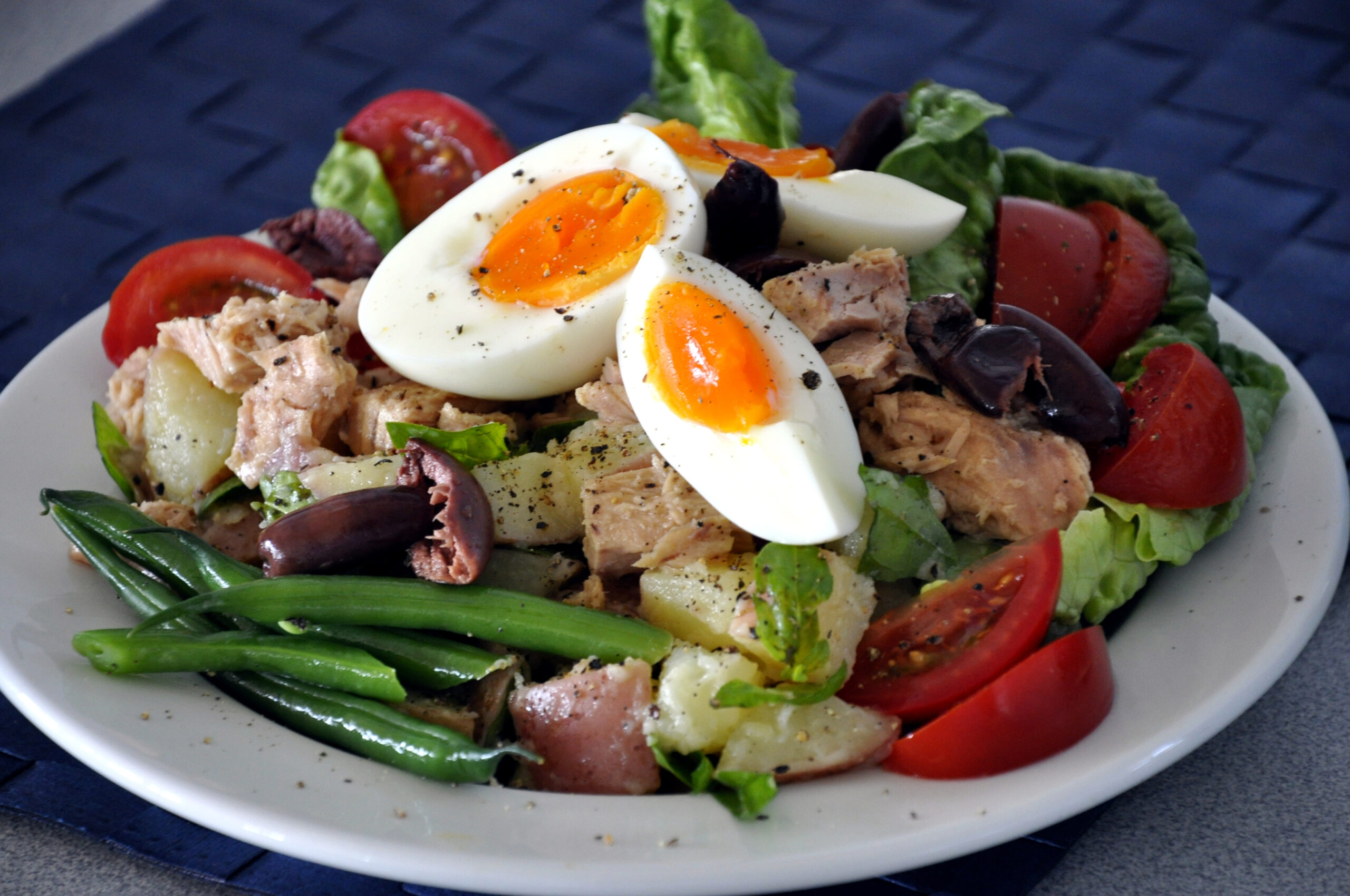 L’insalata nizzarda è la soluzione ideale per risolvere un pranzo o una cena quando le temperature iniziano a salire.