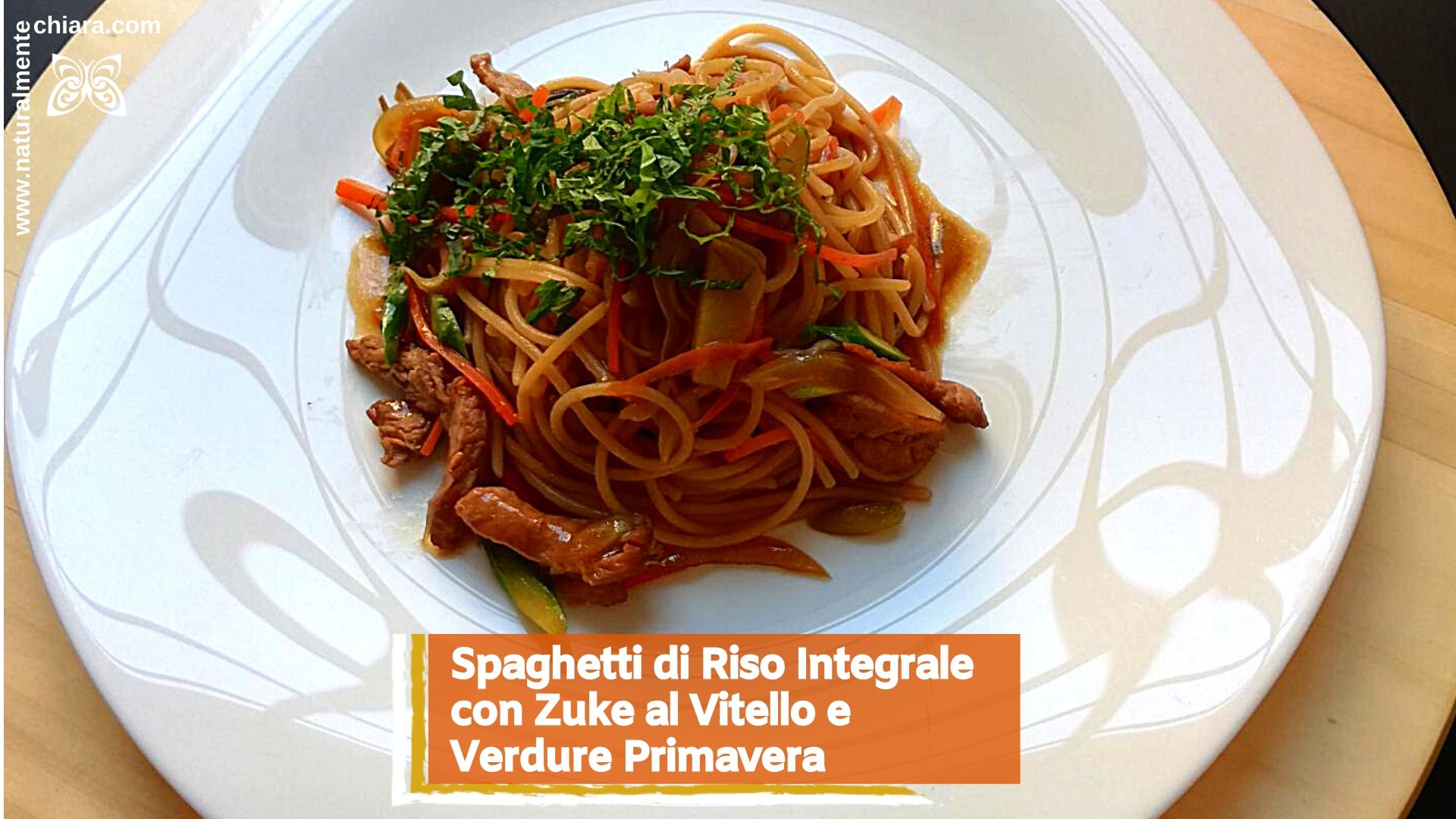 Spaghetti di Riso Integrale con Zuke al Vitello e Verdure Primavera